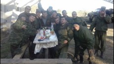 Evgeni-Rassadin-kolektivnoe-foto-na-fone-tankov