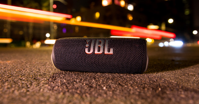 оригинальную колонку JBL