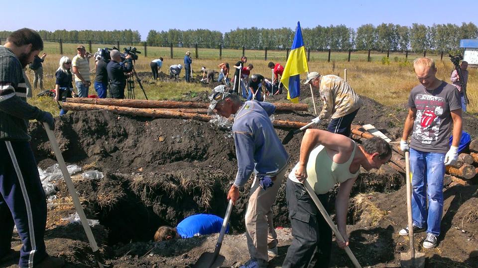 Kharkiv volunteers digging trenches
