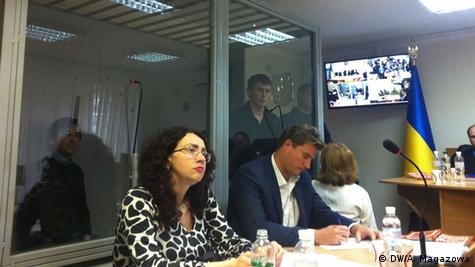 Оксана Соколовська (ліворуч) та Валентин Рибін під час суду над спецназівцями ГРУ РФ у Києві, квітень 2016