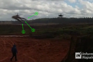 Russisk Ka-52-helikopter fyrer raketter mod LEER-3-køretøjer på Zapad-2017