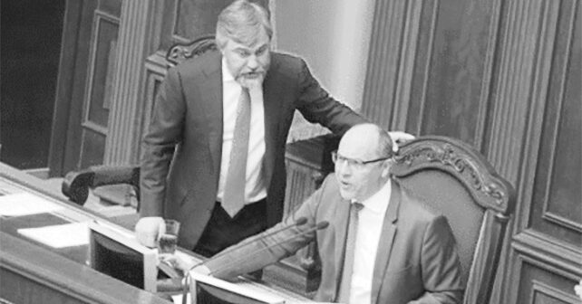 Архівне фото. Андрій Парубій виганяв Вадима Новинського з президії Верховної Ради словами: "Відійди від мене, нечисть!".