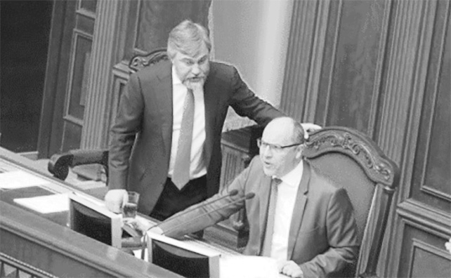 Архівне фото. Андрій Парубій виганяв Вадима Новинського з президії Верховної Ради словами: "Відійди від мене, нечисть!".